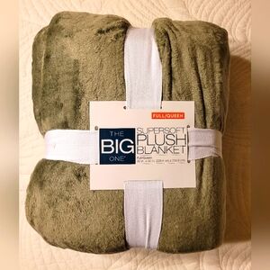 💚 NEW - The BIG One Green Full / Queen Plush Blanket